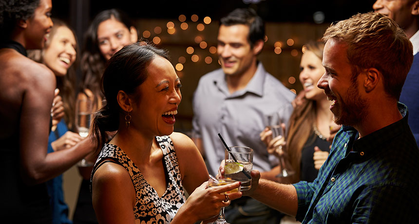 singles-mingle-at-party